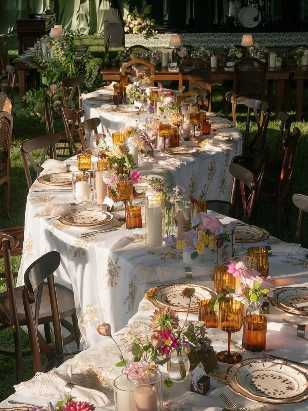 DÉCOR • Une table de mariage imaginée comme un jardin - vivante, délicate, et subtilement poétiq